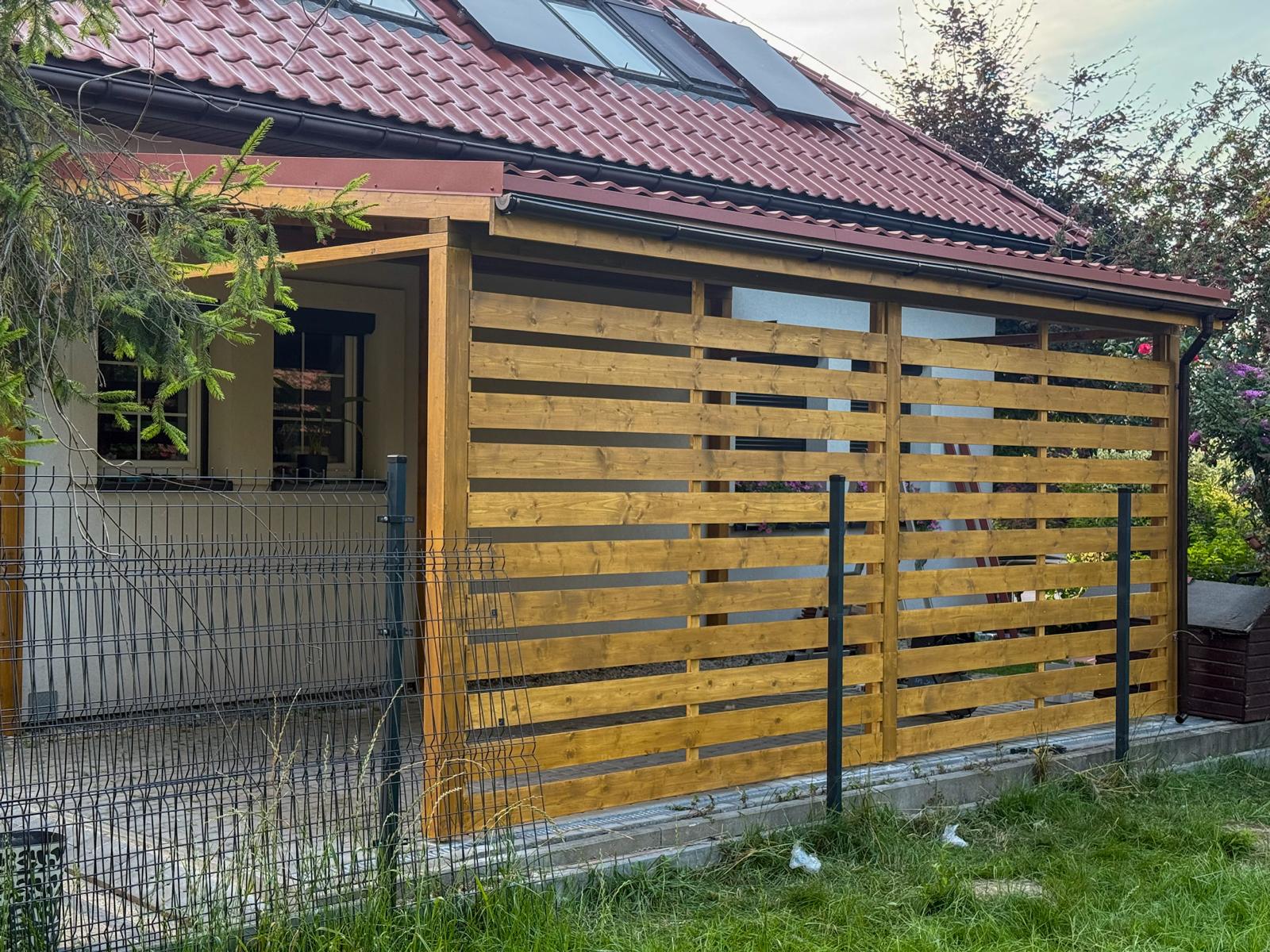 Wiata garażowa drewniana wykonana przez Drewport w Jasienicy (Powiat Bielski)